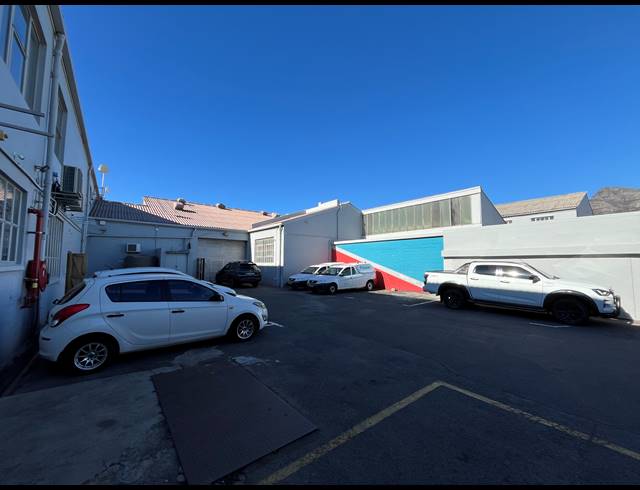 900M² WAREHOUSE TO LET IN PAARDEN EILAND
